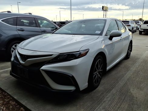 Used 2024 Toyota Camry SE image 4