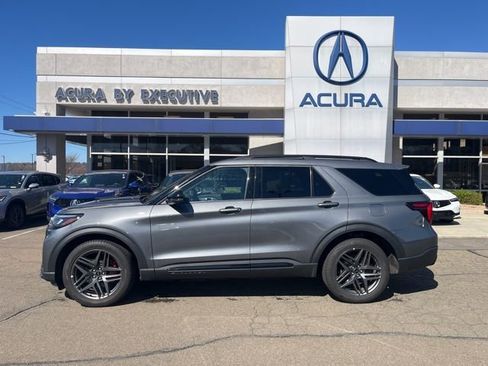 Used 2025 Ford Explorer ST-Line w/ ST-Line Street Pack image 2