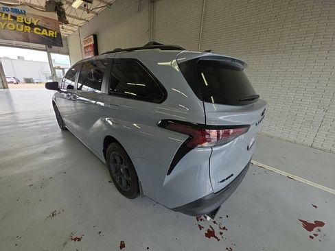 Used 2025 Toyota Sienna XLE Woodland Edition image 6