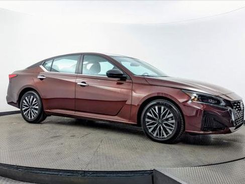 Used 2024 Nissan Altima 2.5 SV image 11