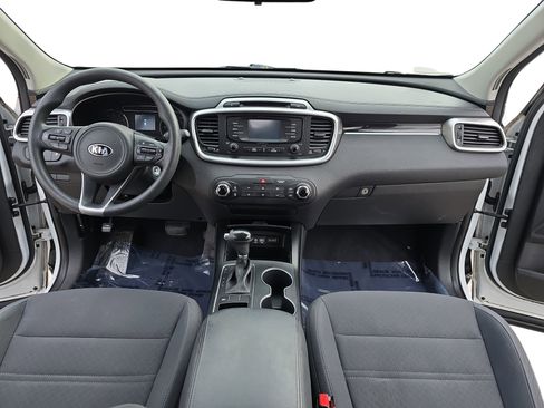 Used 2016 Kia Sorento LX image 9
