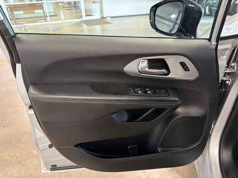 Used 2026 Chrysler Pacifica Limited w/ S Appearance Package FWD image 24