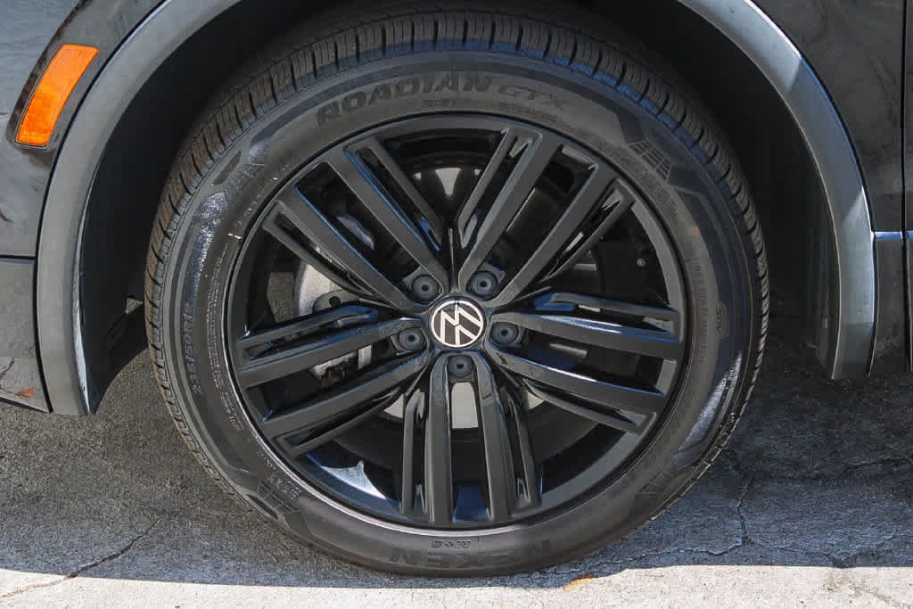 Used 2022 Volkswagen Tiguan SE R-Line FWD image 9