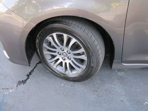 Used 2020 Toyota Sienna XLE w/ XLE Navigation Package FWD image 29