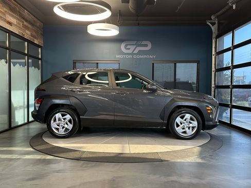 Used 2024 Hyundai Kona SE FWD image 2