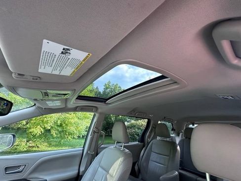 Used 2018 Toyota Sienna XLE w/ XLE Navigation Package AWD/4WD image 13