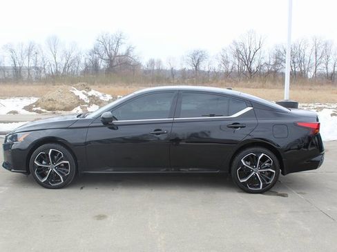 Used 2025 Nissan Altima 2.5 SR w/ SR Premium Package image 2