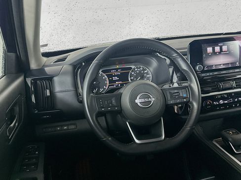 Used 2025 Nissan Pathfinder SV image 18