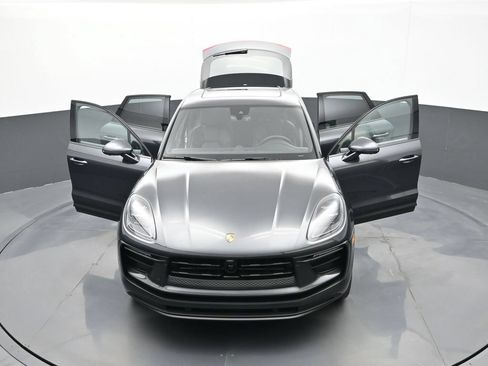 Certified 2025 Porsche Macan AWD/4WD image 31