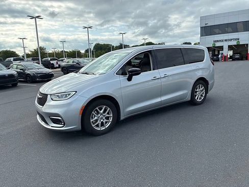 Used 2024 Chrysler Pacifica Touring-L FWD image 18
