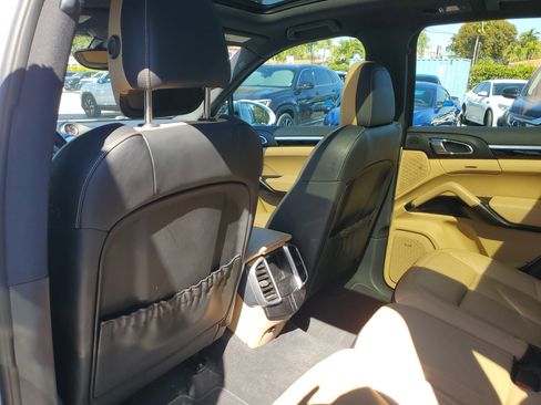 Used 2016 Porsche Cayenne image 18