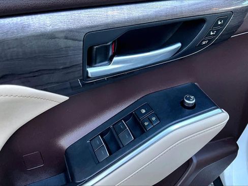 Used 2021 Toyota Highlander Platinum image 30