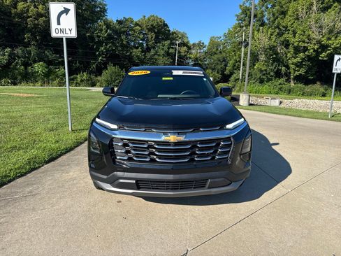 Used 2026 Chevrolet Equinox LT AWD/4WD image 2