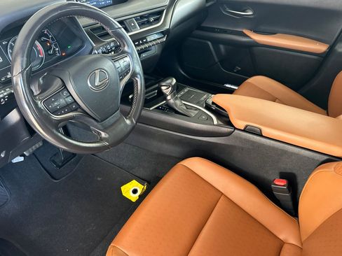 Used 2020 Lexus UX 200 image 7