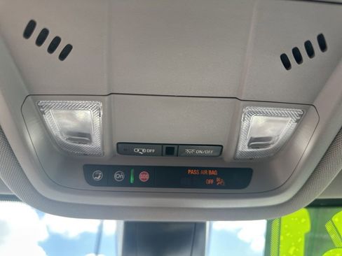 Used 2022 GMC Acadia SLE w/ Driver Convenience Package FWD image 25