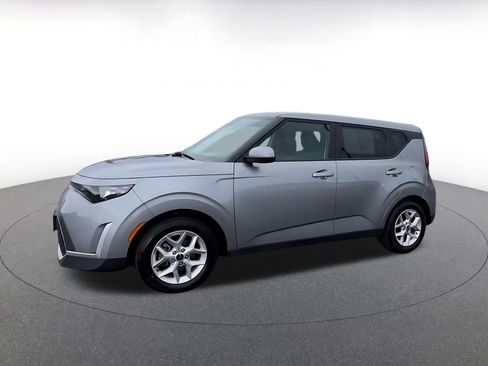 Used 2025 Kia Soul LX w/ LX Technology Package FWD image 8