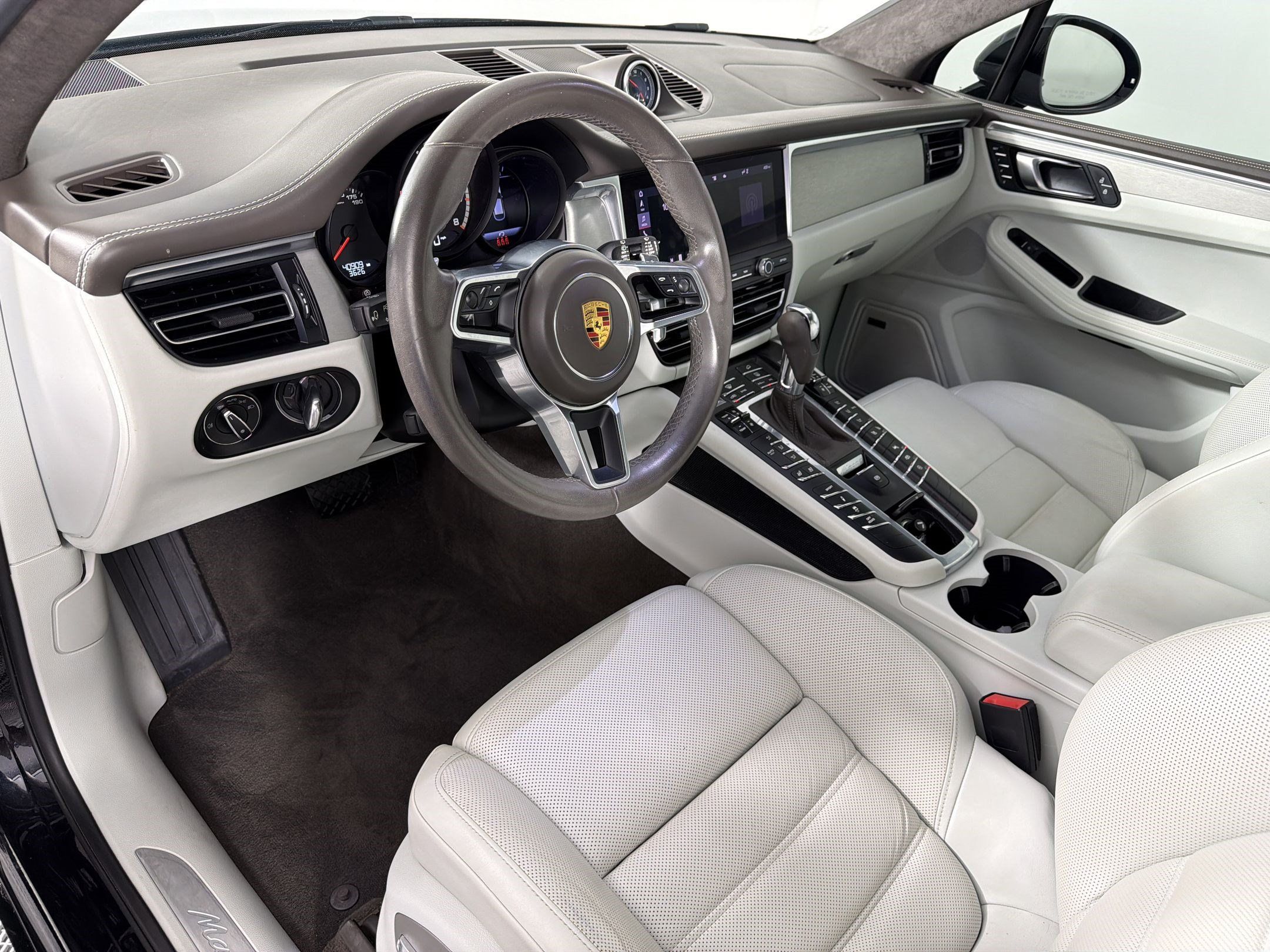 Certified 2021 Porsche Macan Turbo AWD/4WD image 4