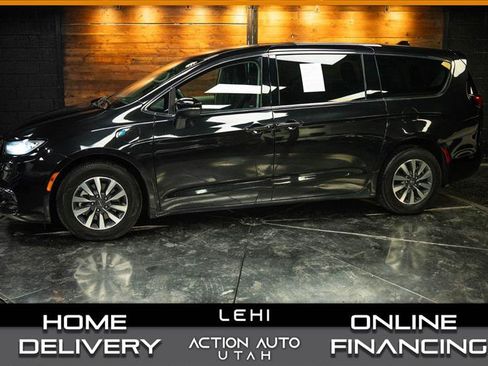 Used 2023 Chrysler Pacifica Touring-L FWD image 1