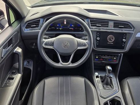 Certified 2024 Volkswagen Tiguan SE w/ Panoramic Sunroof Package FWD image 15