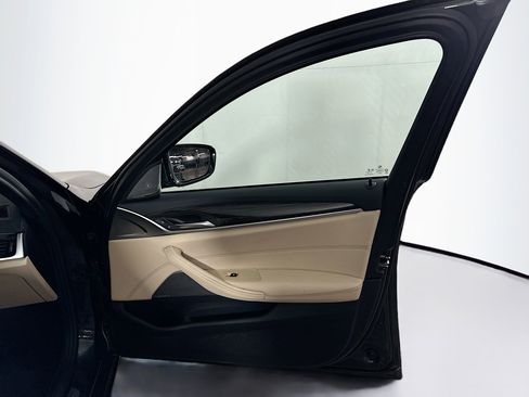 Used 2022 BMW 530i xDrive w/ Premium Package image 32