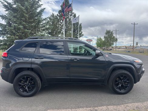 Used 2017 Jeep Cherokee Trailhawk w/ Comfort & Convenience Group AWD/4WD image 4