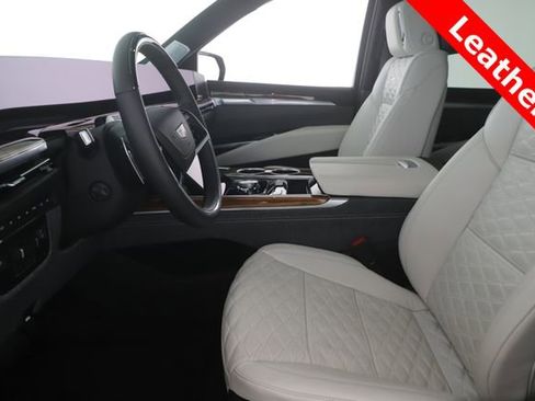 Used 2025 Cadillac Escalade ESV Sport Platinum image 17