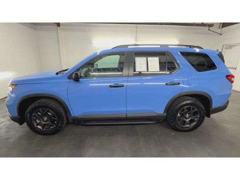Used 2025 Honda Pilot TrailSport image 5
