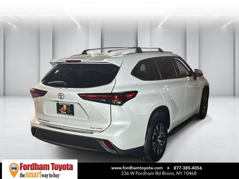 Used 2022 Toyota Highlander XLE AWD/4WD image 7