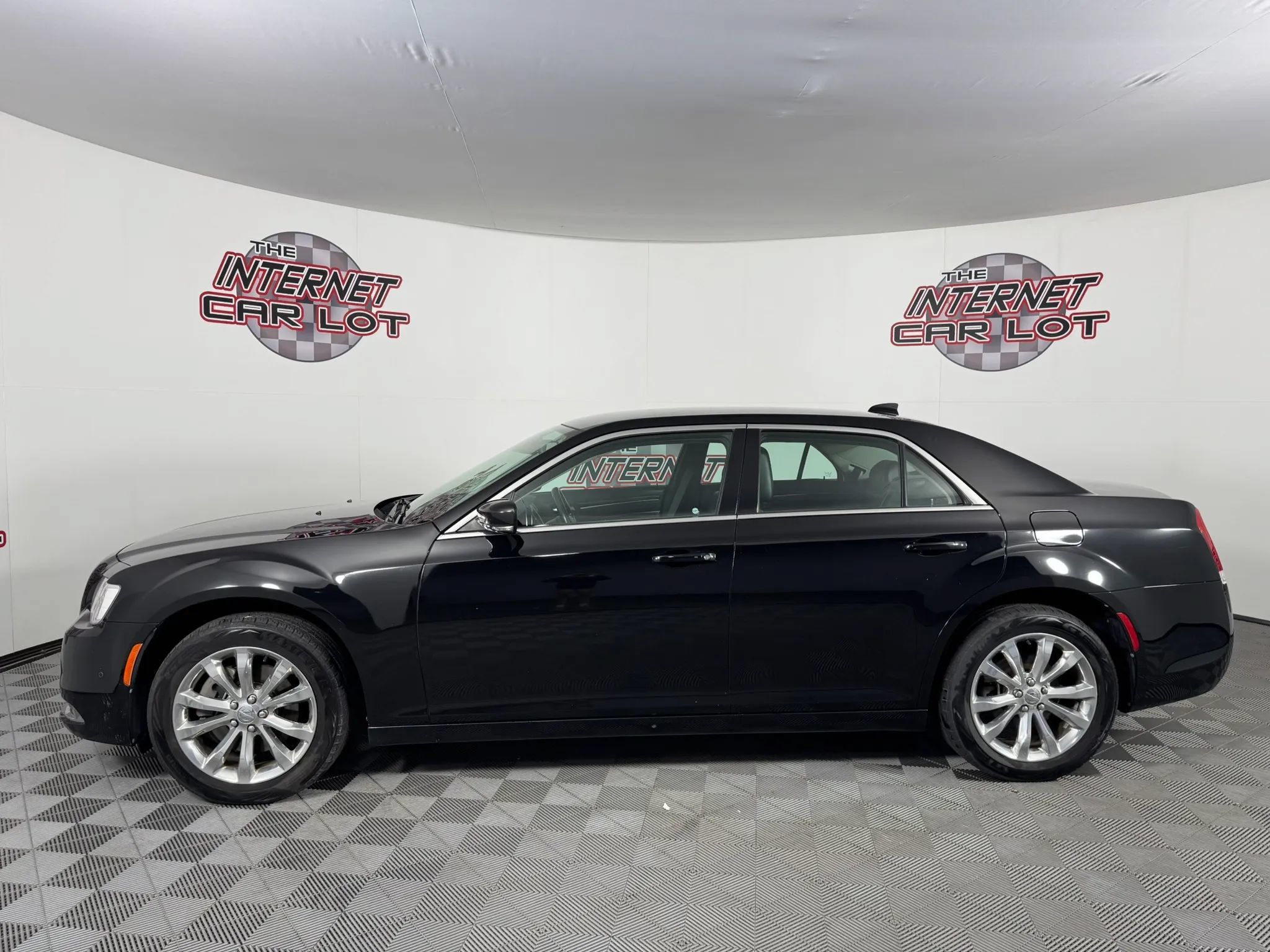Used 2015 Chrysler 300 Limited w/ Driver Convenience Group AWD/4WD image 4