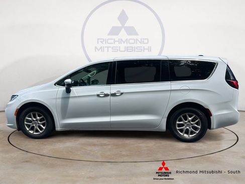 Used 2023 Chrysler Pacifica Touring-L FWD image 6