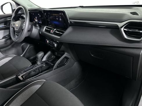 Used 2025 Chevrolet TrailBlazer LT AWD/4WD image 30