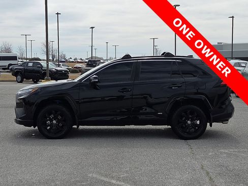 Used 2022 Toyota RAV4 SE image 3