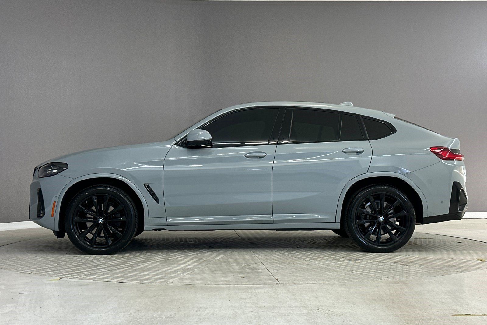 Certified 2025 BMW X4 xDrive30i w/ Premium Package AWD/4WD image 2