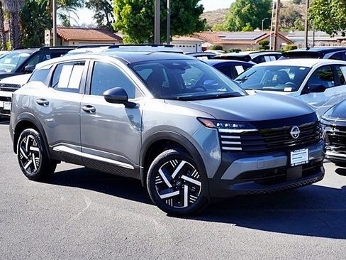 Used 2025 Nissan Kicks SV FWD image 3