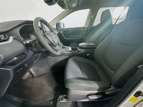 Used 2020 Toyota RAV4 LE AWD/4WD image 13