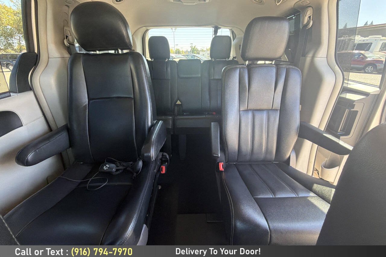 Used 2016 Chrysler Town & Country Touring w/ Driver Convenience Group FWD image 22