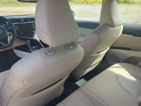 Used 2018 Toyota Camry XLE image 13