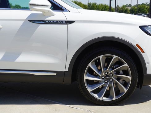 Used 2023 Lincoln Nautilus Reserve w/ Equipment Group 202A image 9