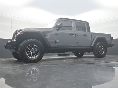 Used 2025 Jeep Gladiator Mojave w/ Convenience Group image 30