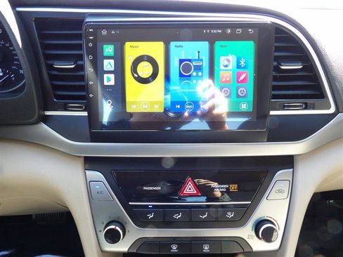 Used 2017 Hyundai Elantra SE image 19