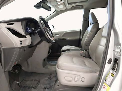 Used 2019 Toyota Sienna L image 11