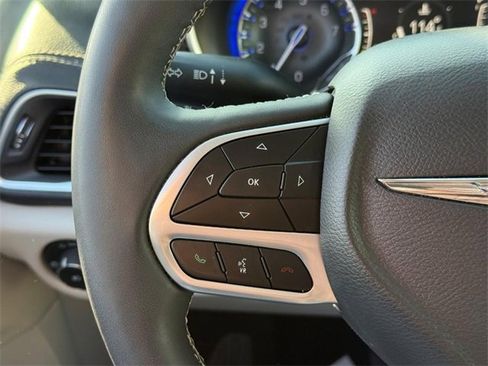 Used 2024 Chrysler Pacifica Limited image 21