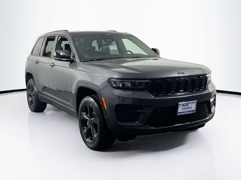Used 2023 Jeep Grand Cherokee Altitude image 3
