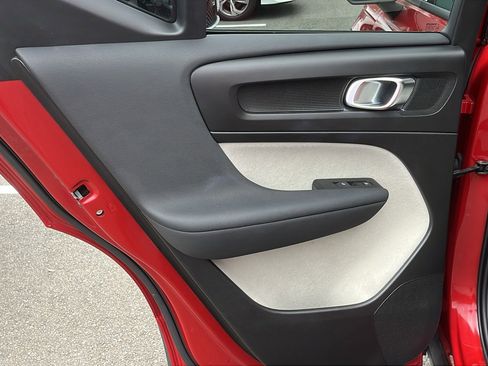 Used 2022 Volvo XC40 T5 Momentum image 19