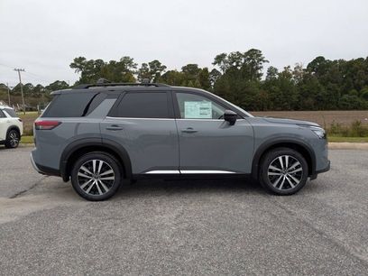 New 2025 Nissan Pathfinder Platinum w/ Black Appearance Package