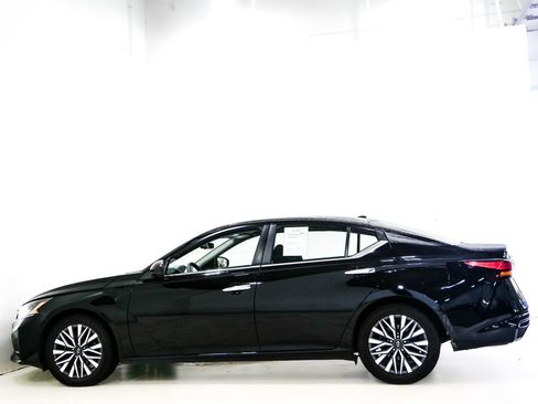 Used 2024 Nissan Altima 2.5 SV FWD image 5