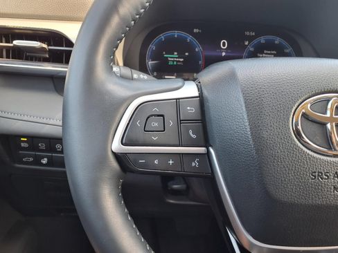 Certified 2024 Toyota Highlander Platinum FWD image 16