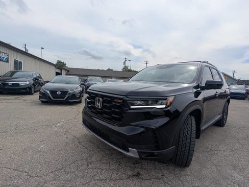 Used 2025 Honda Pilot TrailSport image 8