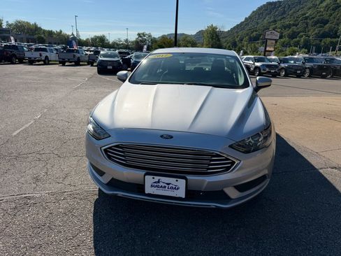Used 2017 Ford Fusion SE FWD image 2