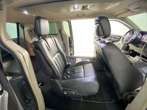 Used 2014 Chrysler Town & Country Touring w/ Driver Convenience Group image 32